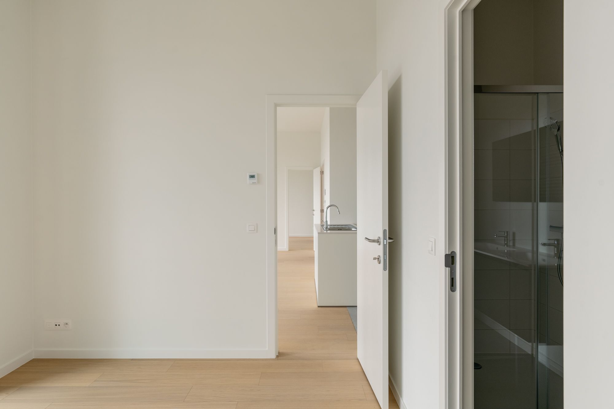 Max Dudler: uitgepuurde lijnen en Zwitserse precisie aan de Scheldekaaien. foto 12