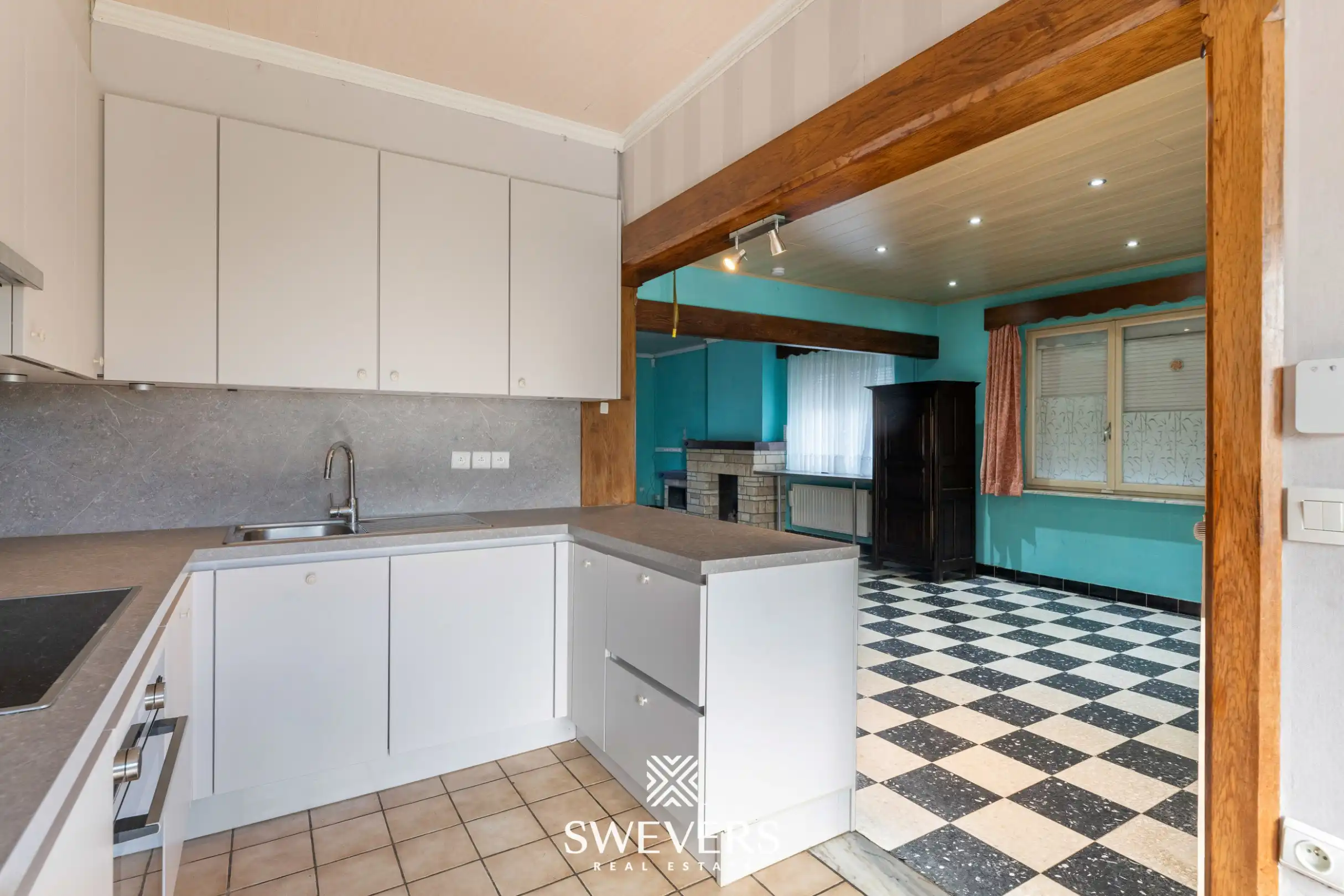 Gelijkvloerse woning met 2 slaapkamers, dubbele garage en een uitzonderlijk groot perceel foto 8