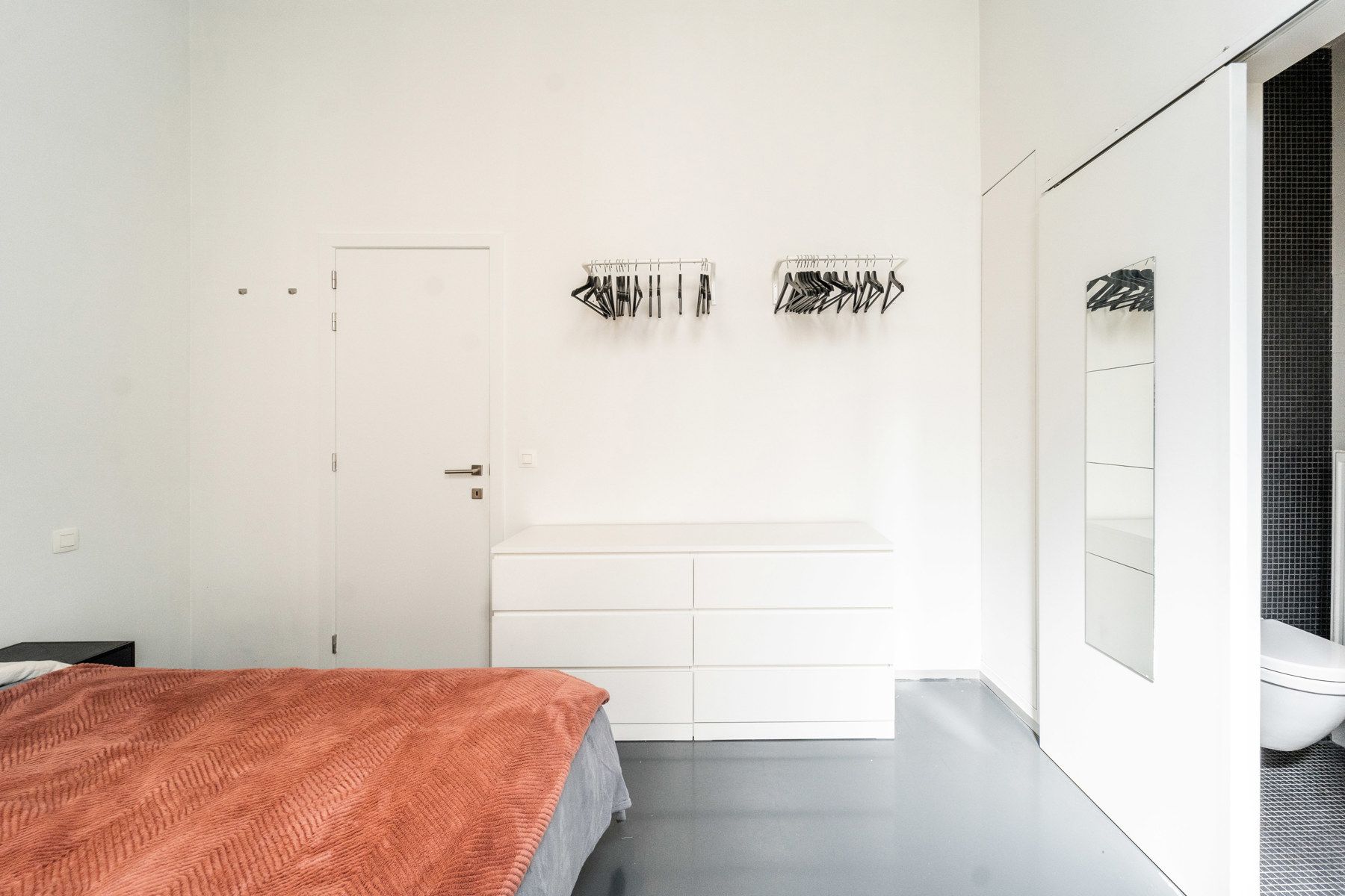 Trendy bemeubeld gelijkvloers appartement met buitenruimte foto 8