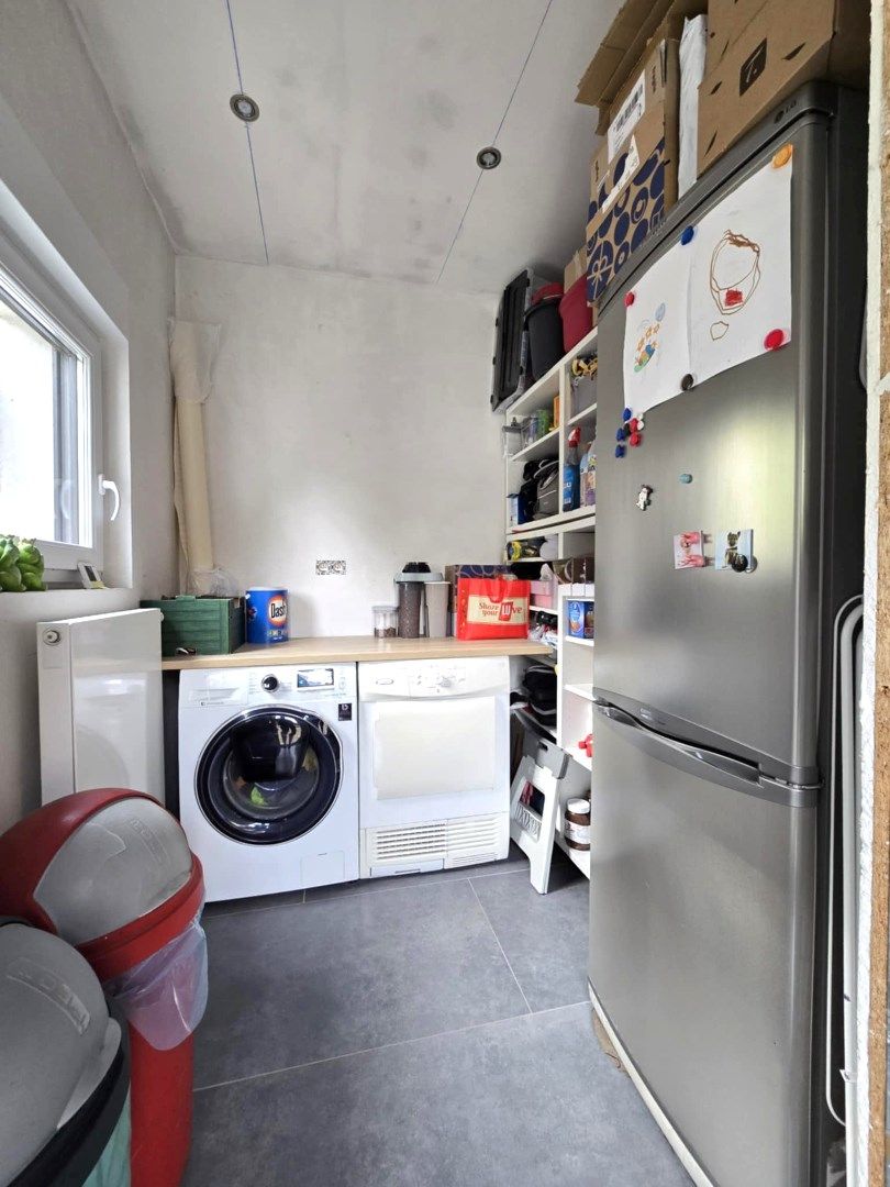 Ruime, nog licht af te werken woning gelegen te Eppegem. foto 9