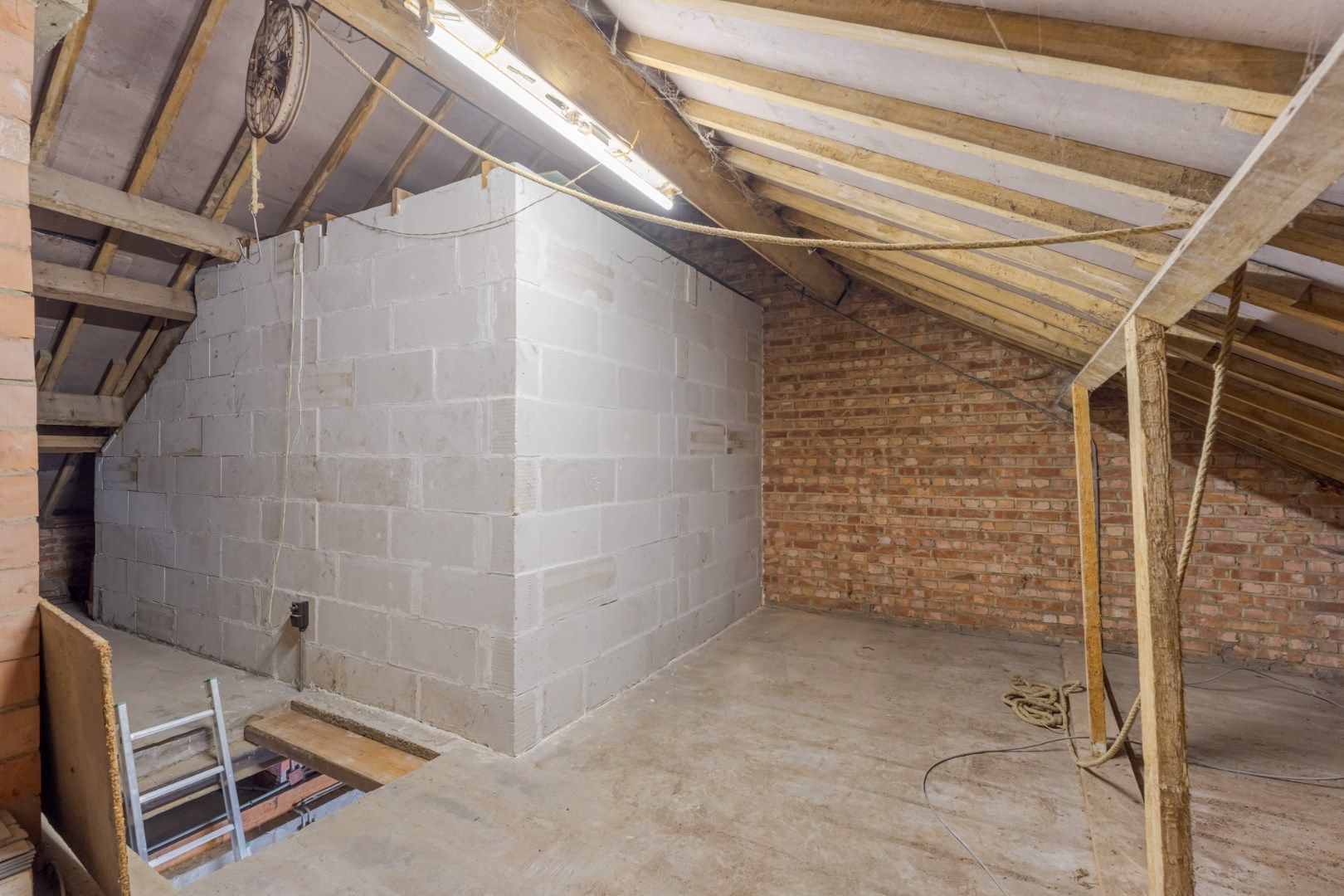 Verzorgde, op te frissen woning met 3 slaapkamers en uitbreidingsmogelijkheden, garage en tuin op 10a, vlak bij het centrum van Hoeselt foto 19