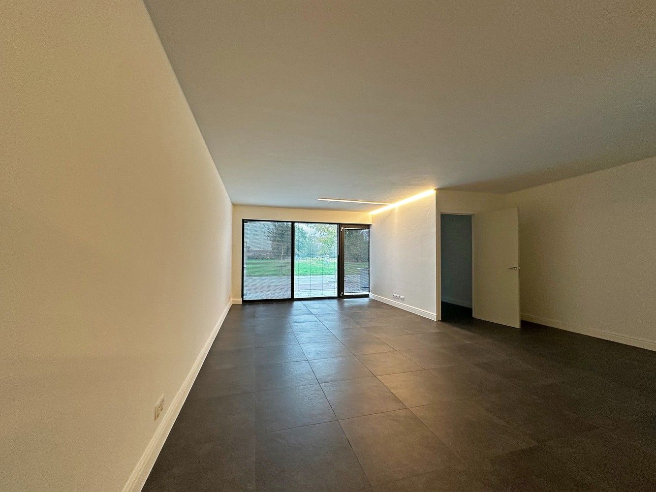 Ruim, gelijkvloers appartement met 2 slaapkamers, terras en een autostaanplaats! foto 3