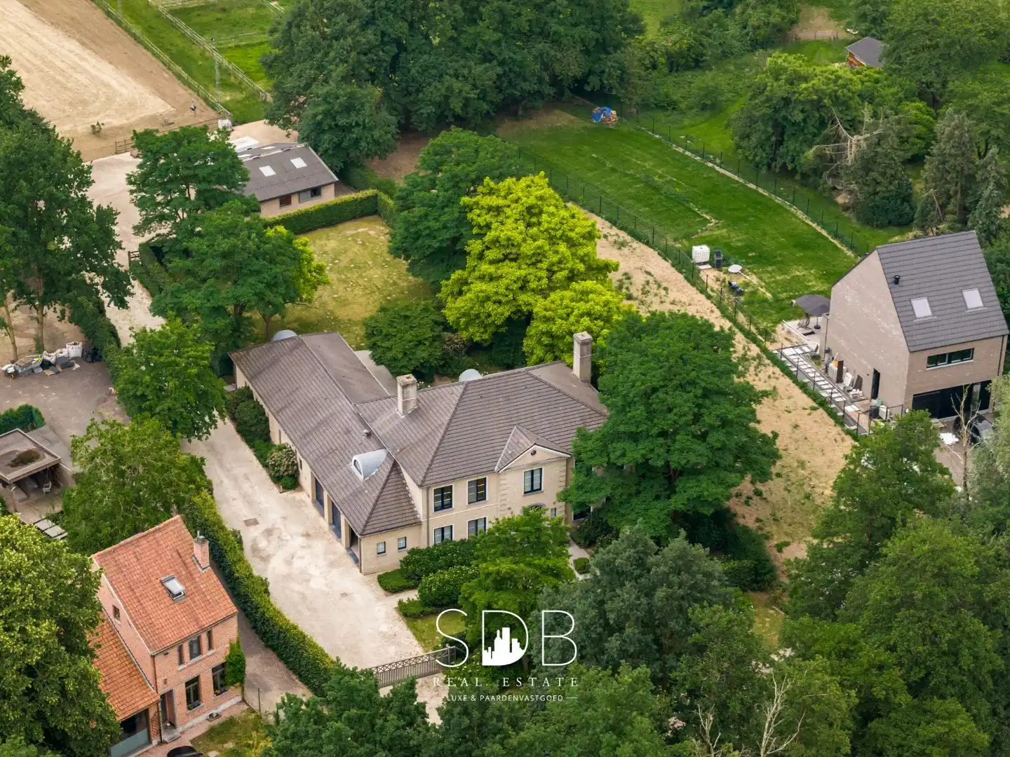 IN OPTIE - Prachtig landhuis met paardenfaciliteiten op 15.804m² foto 2