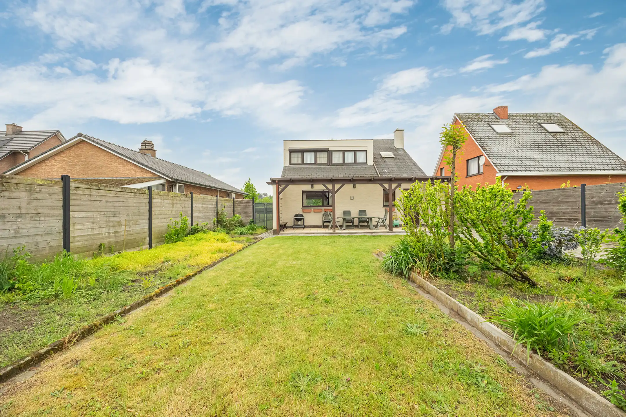 Open bebouwing met tuin en garage foto 28