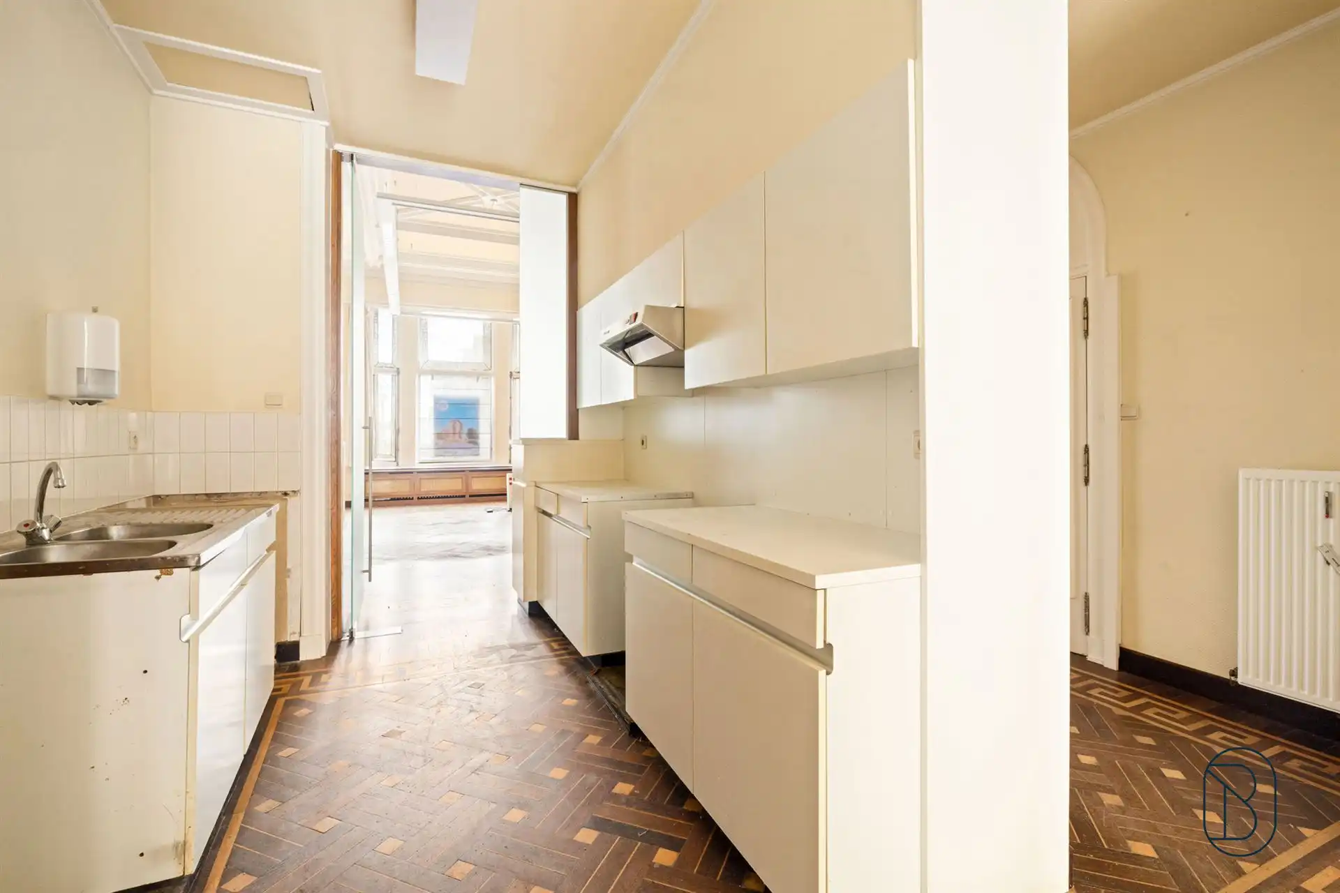 Authentieke herenwoning (6 appartementen, kantoor, parking) foto 11