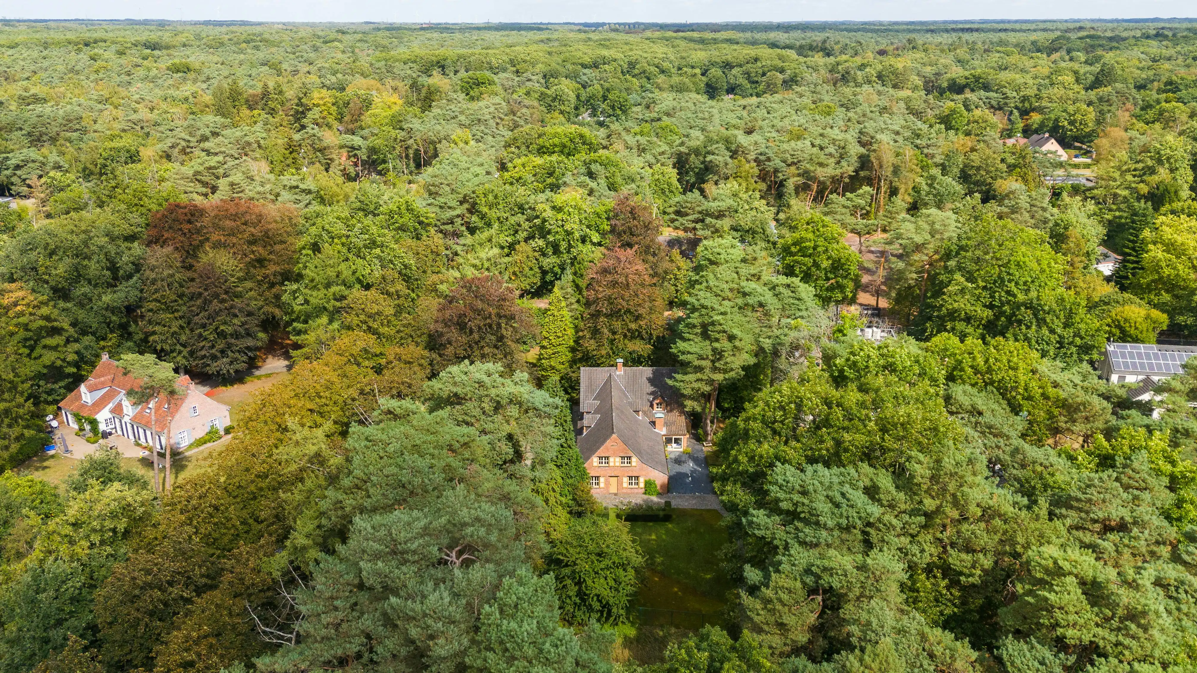 Hoofdfoto van de publicatie: Karaktervolle villa met bijgebouw te koop in Schilde