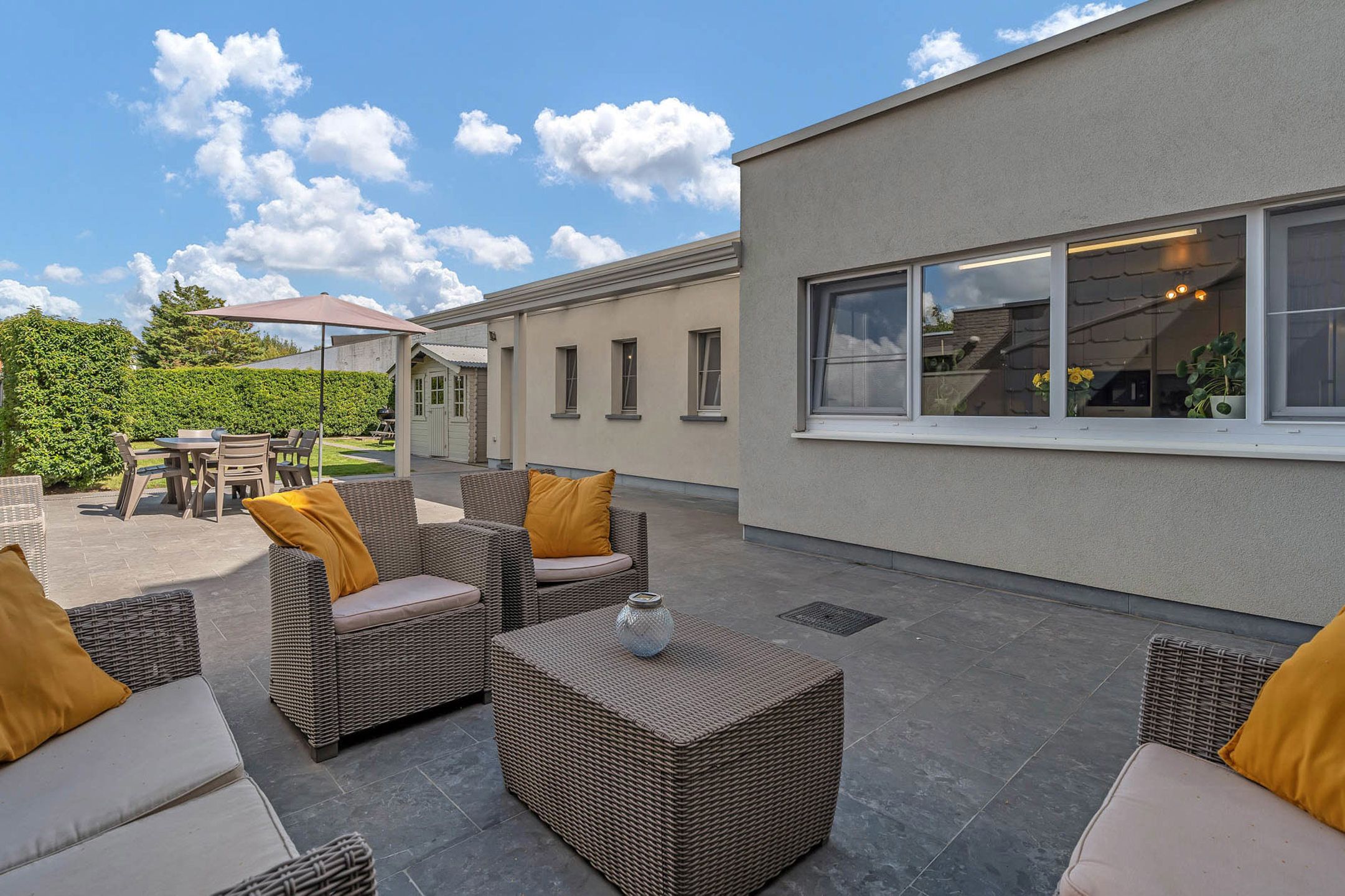 Instapklare woning met garage en tuin foto 18