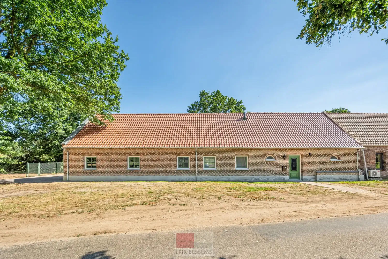 Gerenoveerde 18e-eeuwse langgevelhoeve in Kinrooi foto {{pictureIndex}}