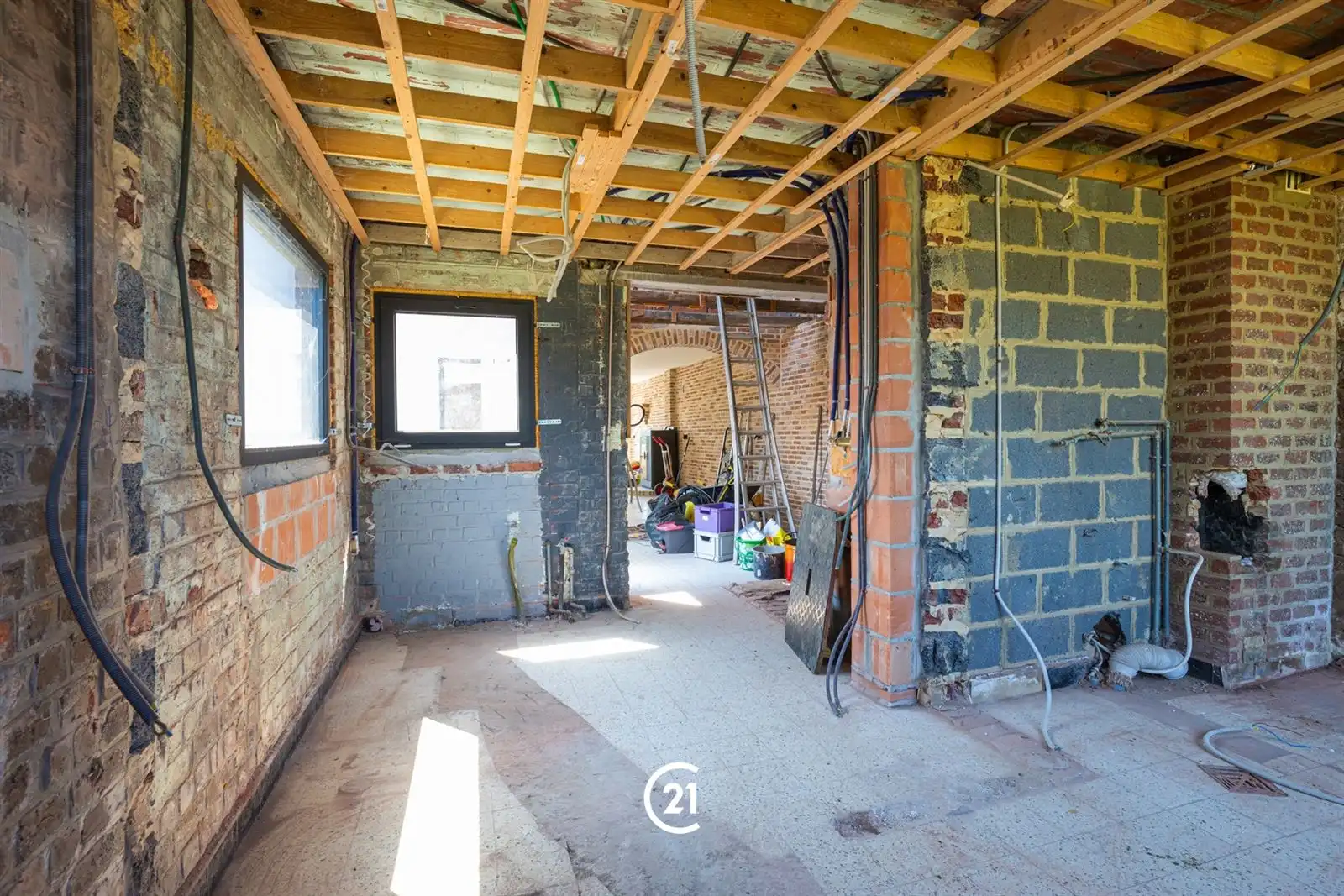 Verder af te werken woning met tuin en parking achteraan foto 11