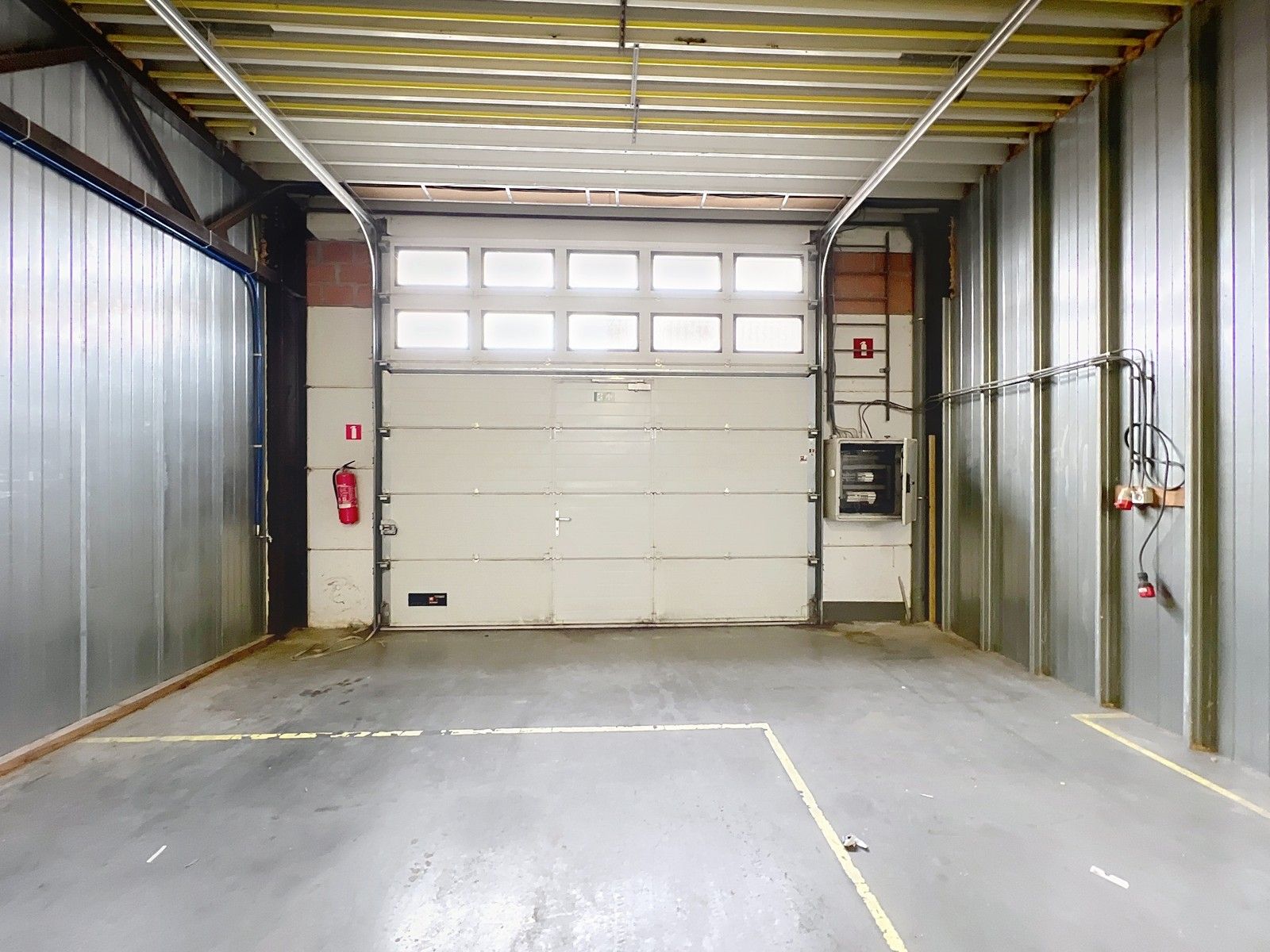 Goed gelegen LOODS (6 x 20m) met sectionaalpoort en geïntegreerde loopdeur. foto 8