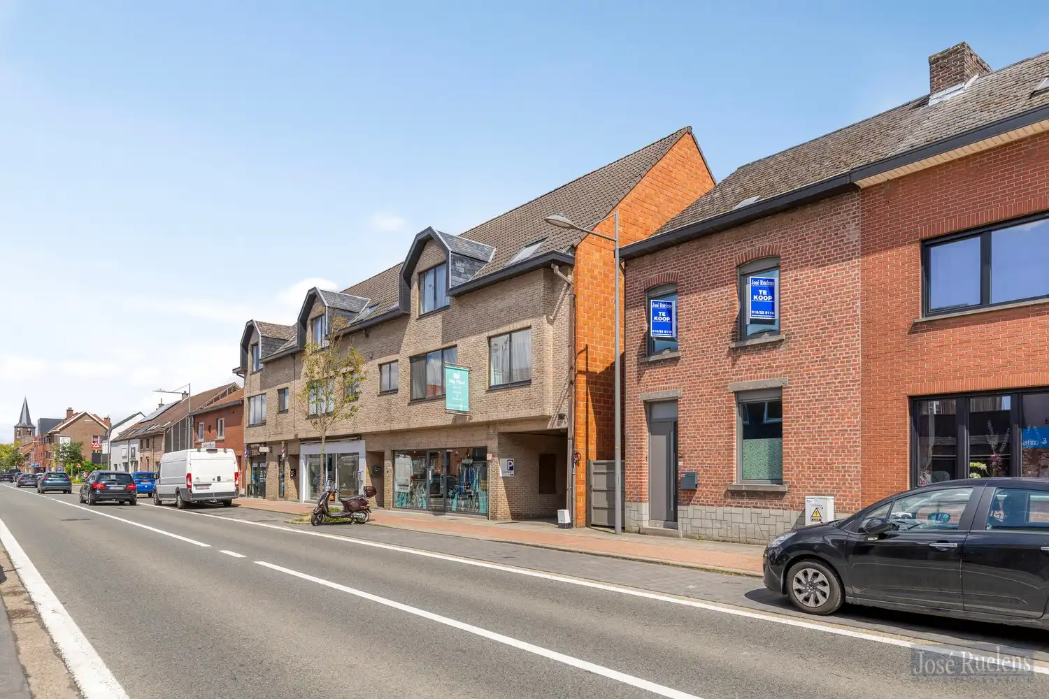 Goede gelegen gezinswoning met zij-ingang en grote tuin. foto 31