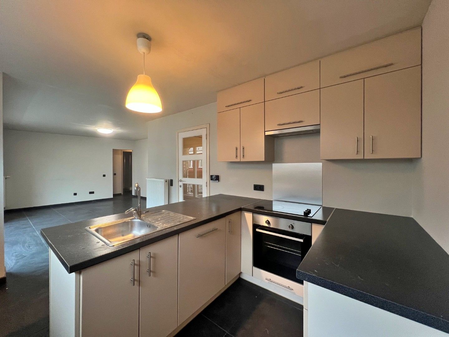 2-slaapkamer appartement met 2 overdekte staanplaatsen foto 7