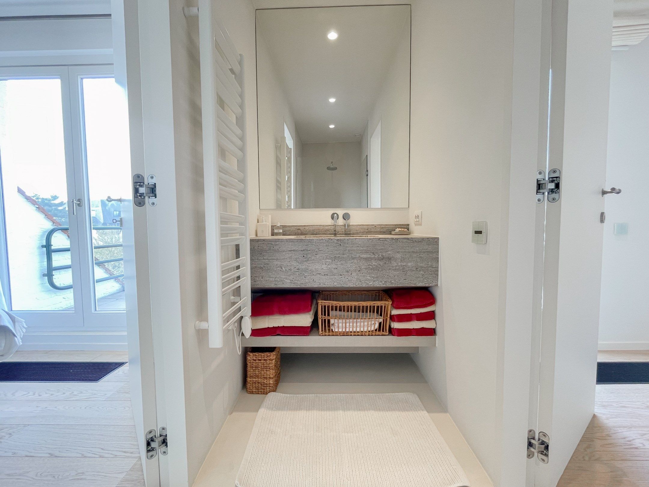 Subliem hoekappartement met ruime terrassen gelegen in het prestigieuze domein Tennis Garden. foto 25