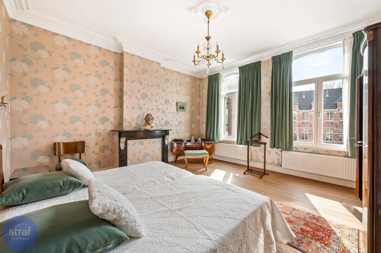 Karaktervolle woning met hoge plafonds en 2 garageboxen foto 12