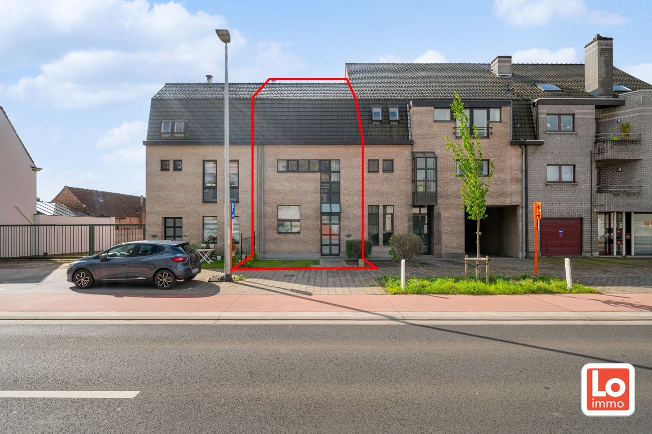 Hoofdfoto van de publicatie: VERKOCHT! Leuke starterswoning met afzonderlijke garage in het centrum van het vernieuwde dorp van Zeveneken!