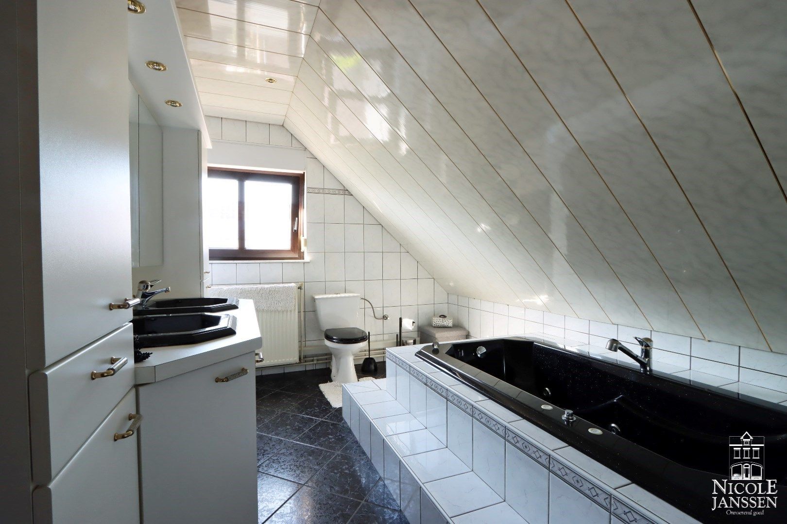 Instapklare gezinswoning met drie slaapkamers, twee badkamers, grote kelder en vrijstaande garage foto 15