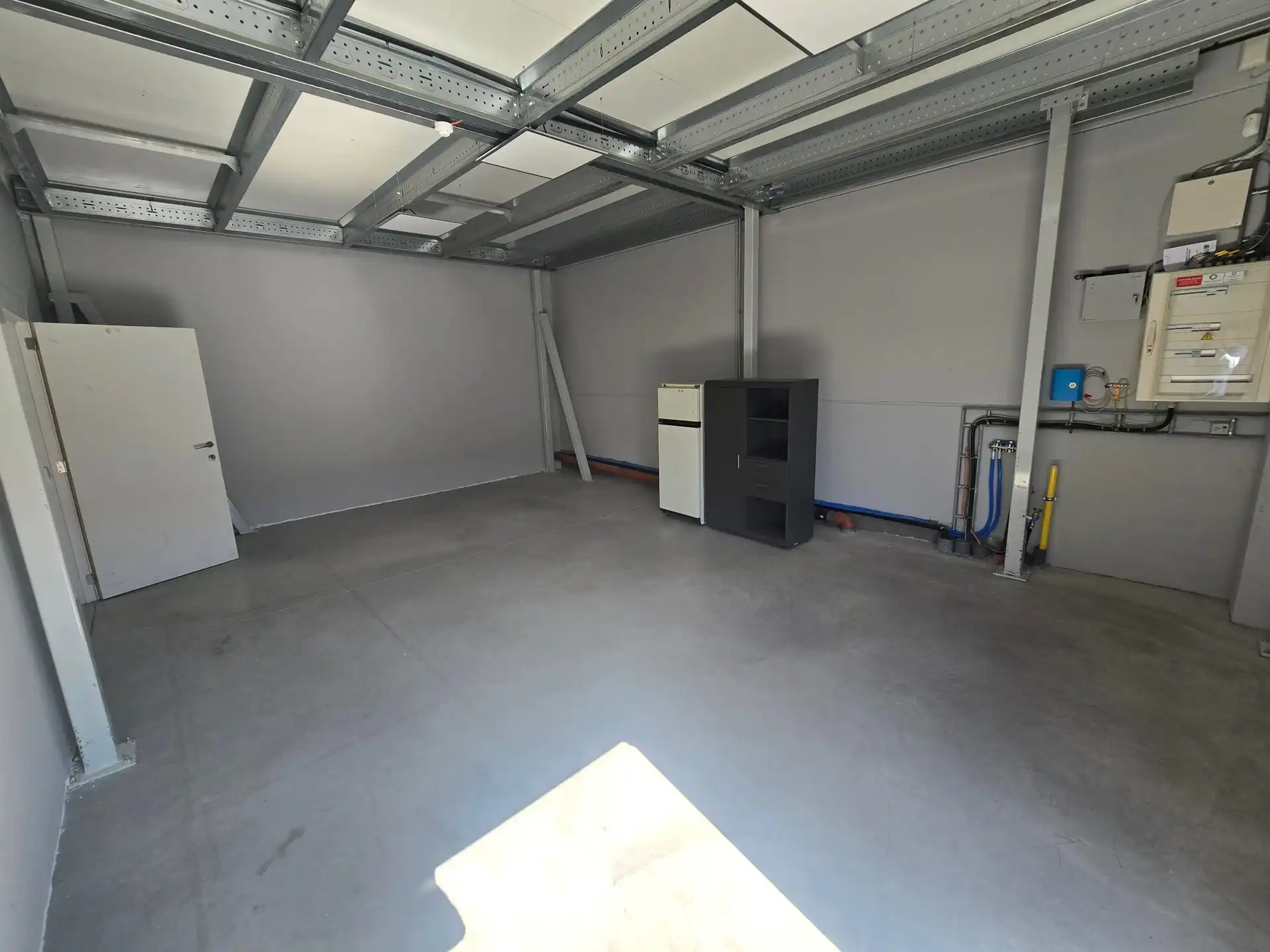 Magazijn van 400m² met 4 autostaanplaatsen foto 10