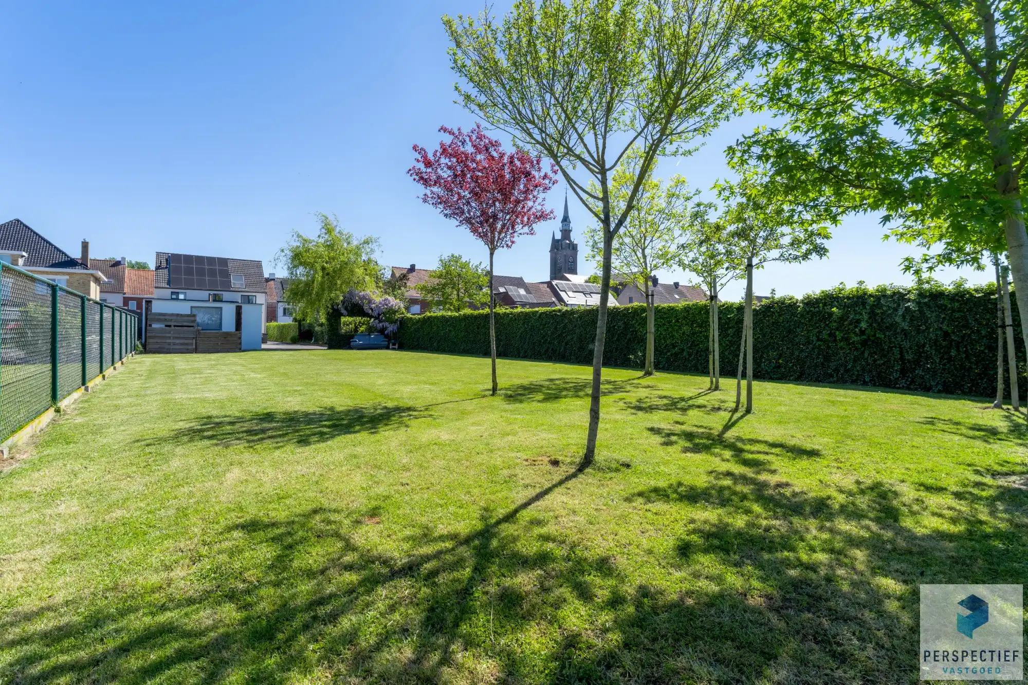 Ruime, instapklare woning met 4 slaapkamers, garage en magazijn op 970 m² foto 5