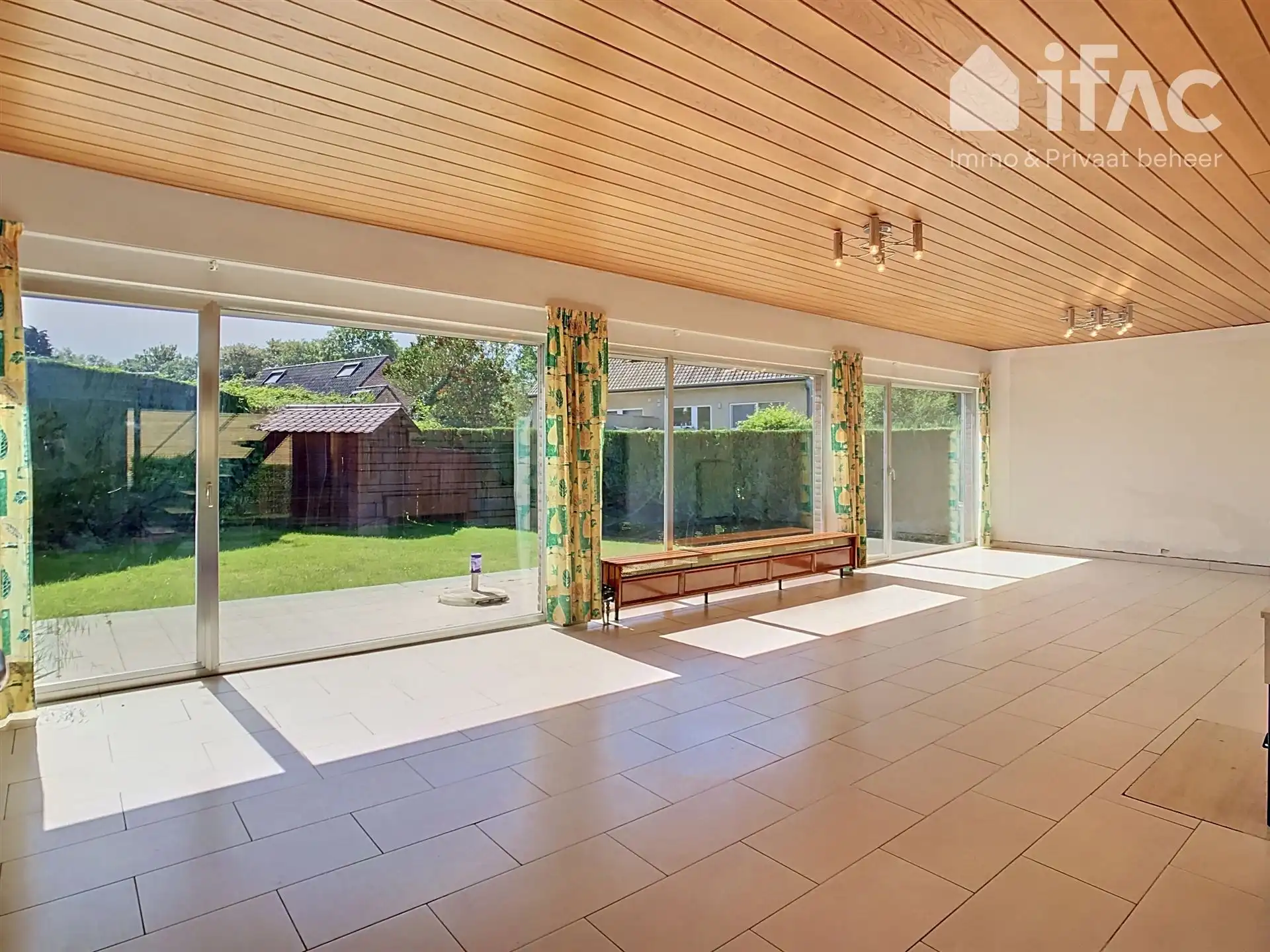 Woning met 4 slaapkamers, garage en tuin foto 3