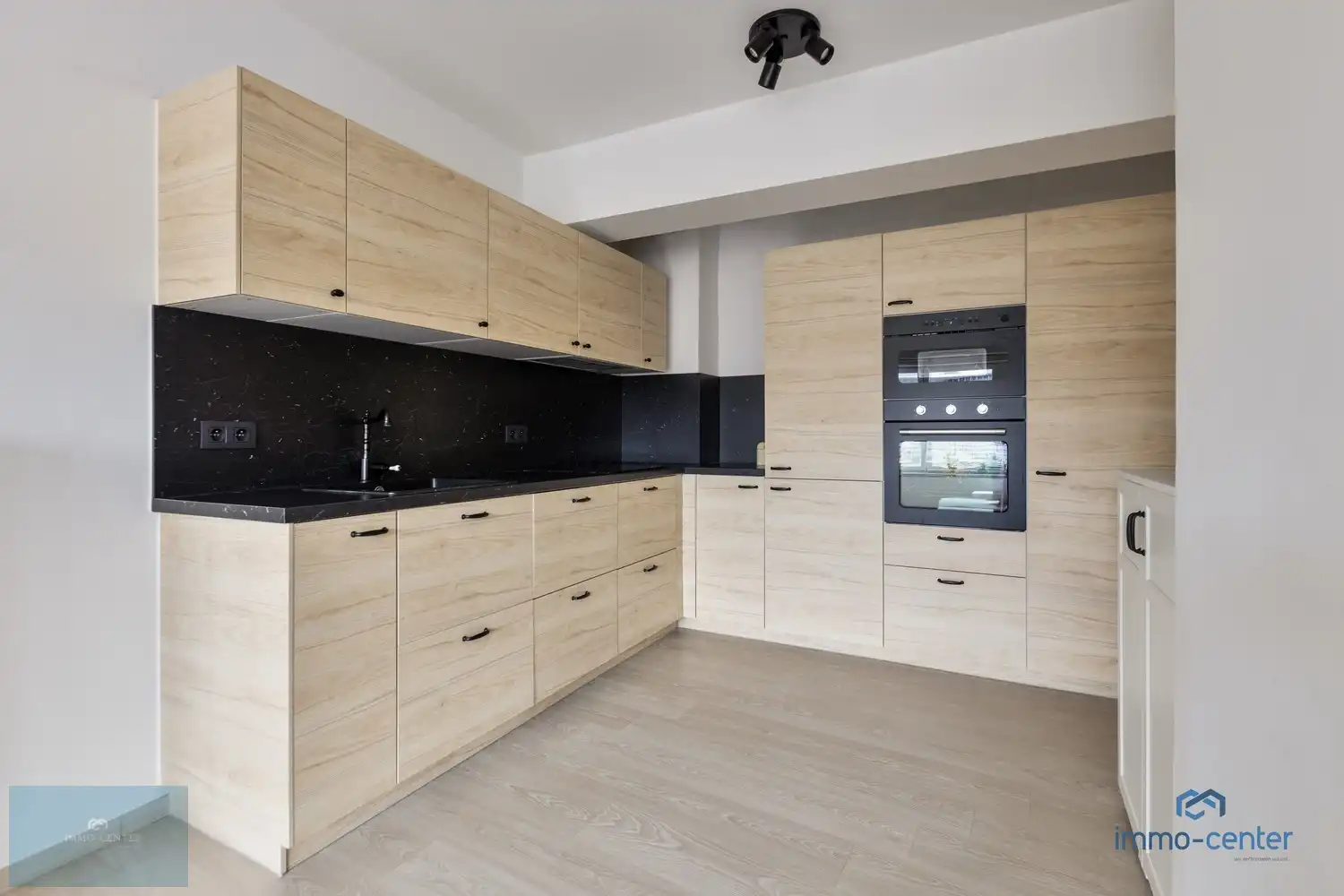 Instapklaar 2-slaapkamer appartement met vernieuwde keuken en badkamer in het hart van Genk foto 4
