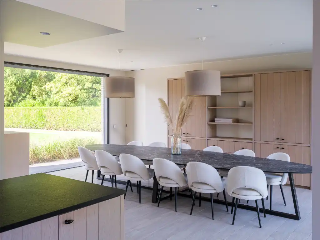 Imposante villa (BJ 2015) met onder meer een buitenzwembad en een sfeervol ingericht bijgebouw met sauna foto 10