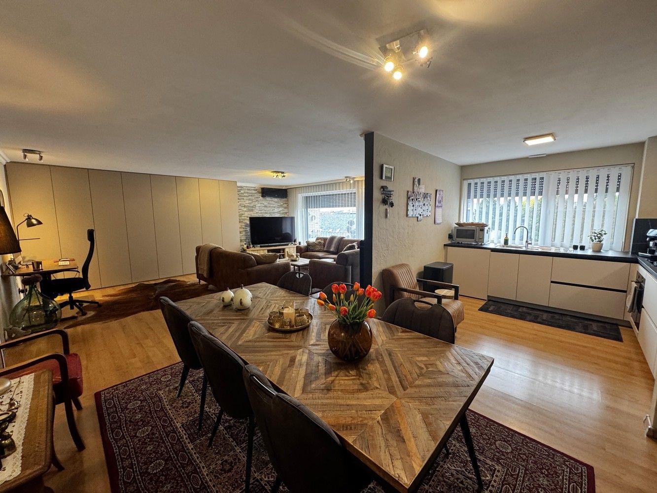 Ruim en instapklaar appartement met zonnige troeven in Houthalen-Helchteren foto 4