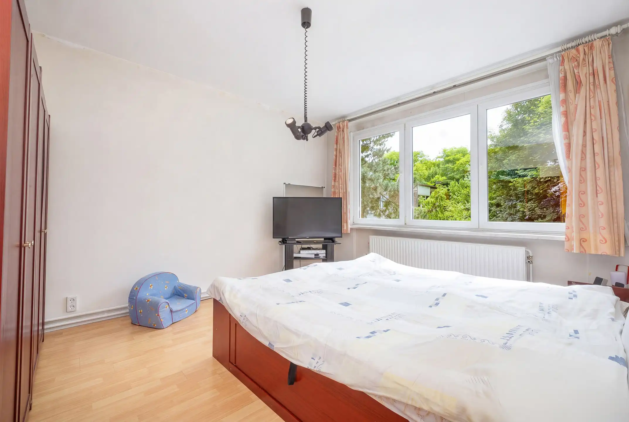 Rustig gelegen huis met drie gevels, tuin en garage foto 24