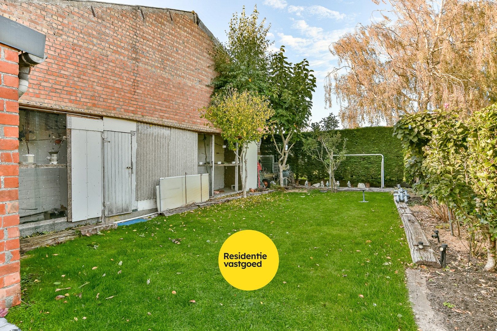 Halfopen woning met drie slaapkamers, tuin en garage foto 18