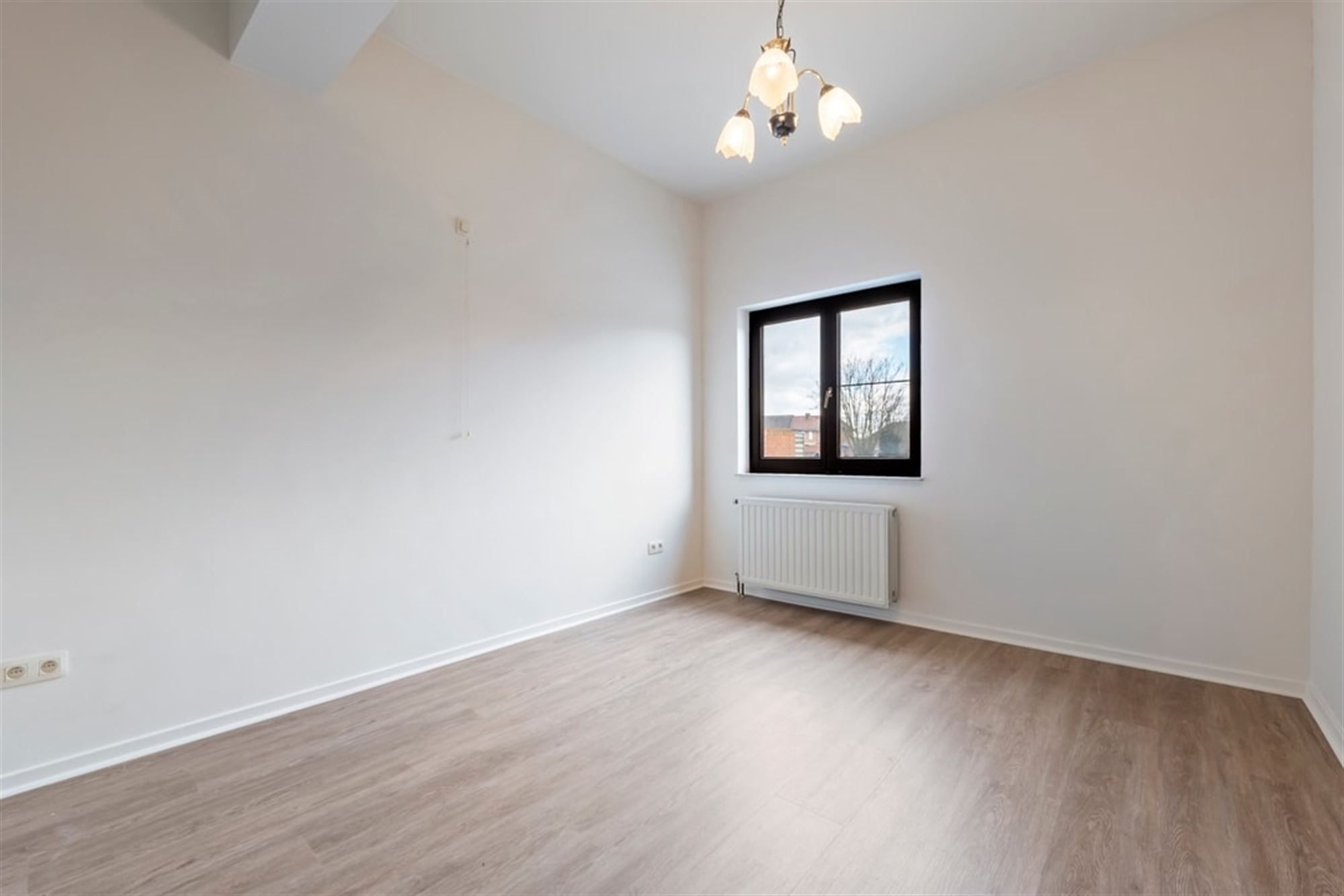 RUIM GELIJKVLOERS APPARTEMENT MET 3 SLKS EN EEN STAANPLAATS OP WANDELAFSTAND VAN HET CENTRUM VAN SINT-TRUIDEN  foto 20