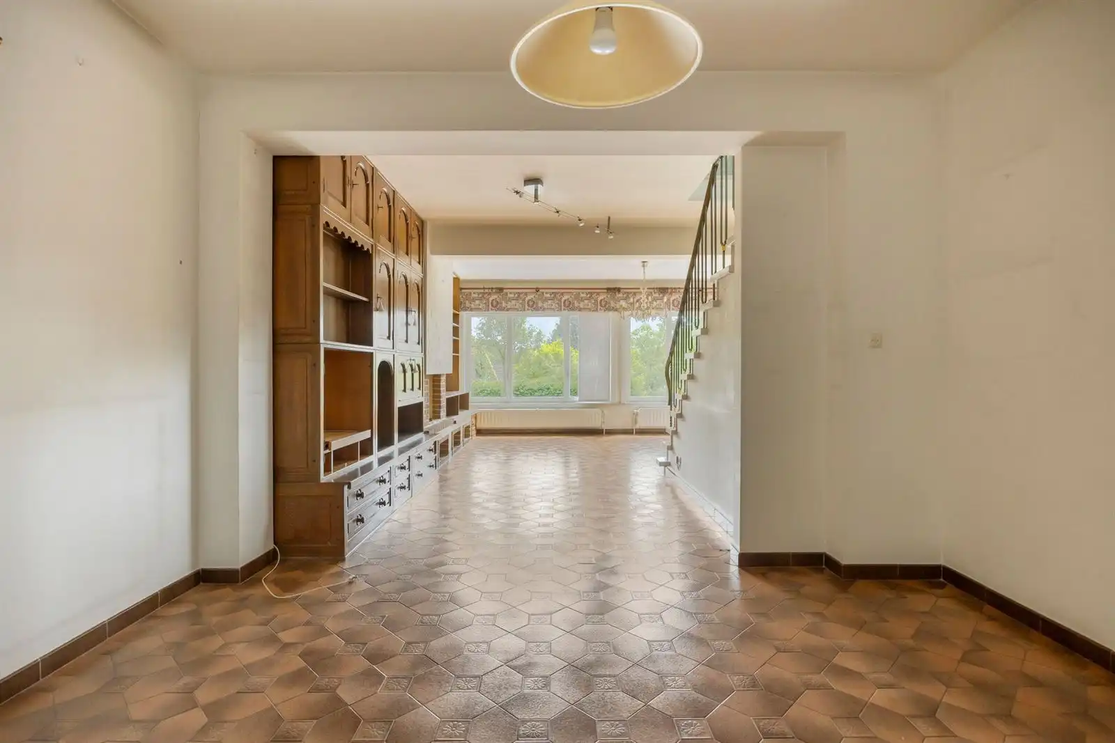 Ruime 3-gevelwoning met 4 à 5 slaapkamers, grote garage en dubbele straattoegang foto 6