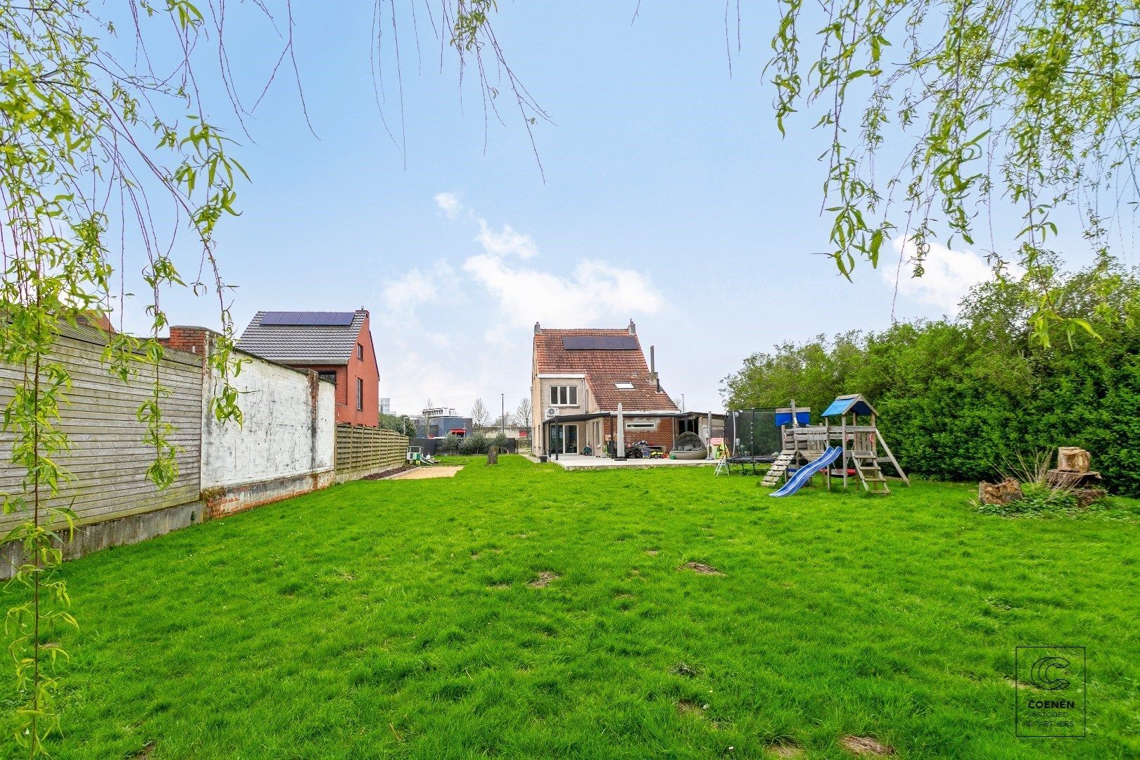 Instapklare woning met praktijkruimte én bouwgrond in Wommelgem. 4-5 slaapkamers, tuin, zonnepanelen en garage. foto 28