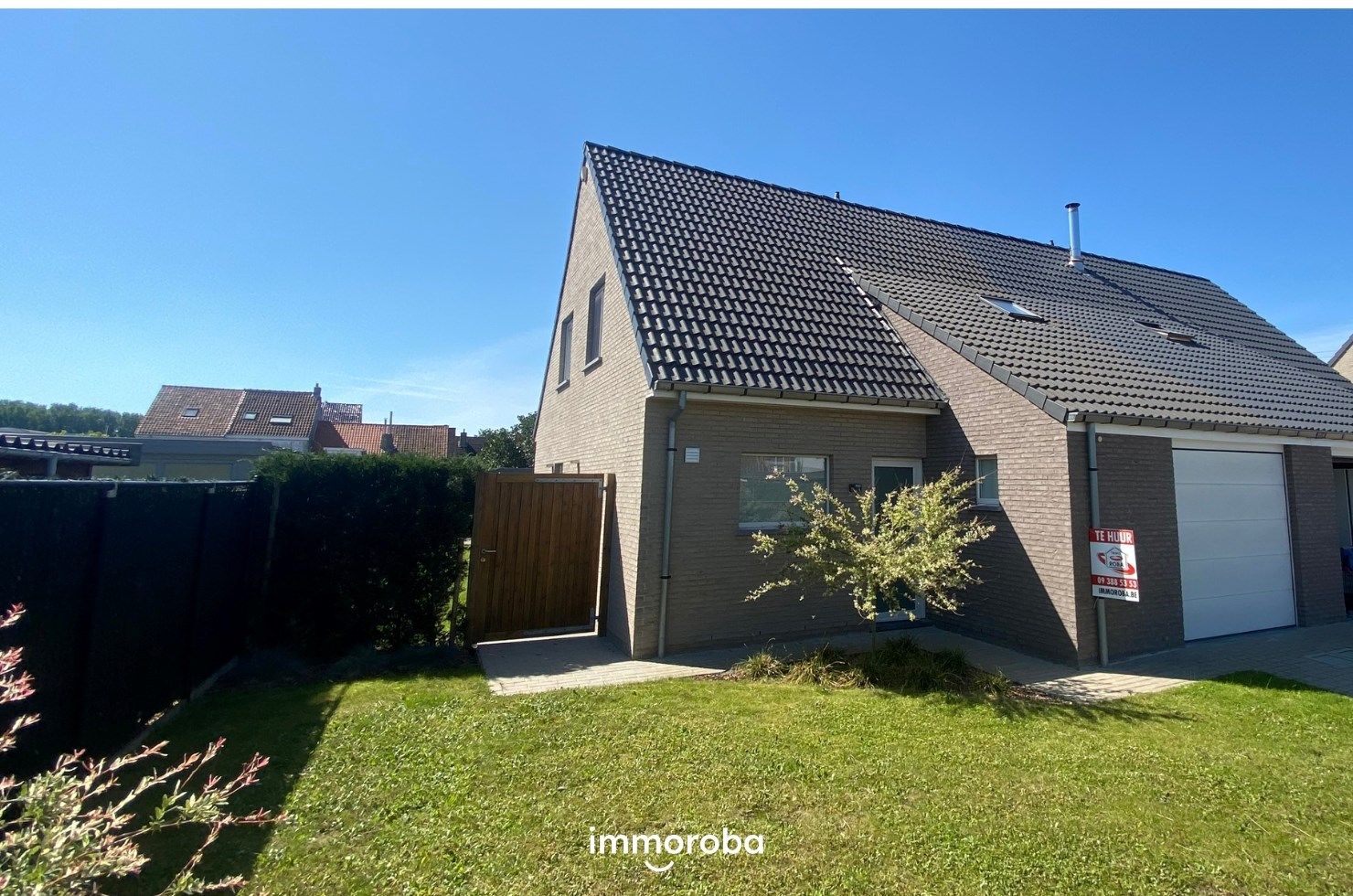 Residentieel gelegen halfopen woning TE HUUR in Deerlijk! foto {{pictureIndex}}
