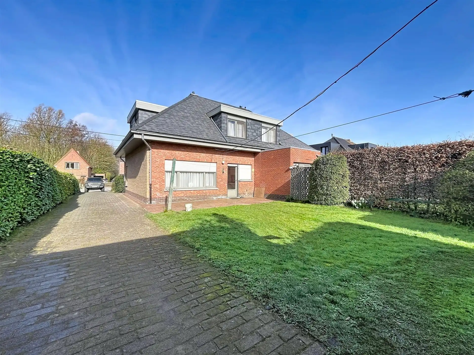 Gezinswoning met garage op perceel van 900m² met weids uitzicht! foto 2