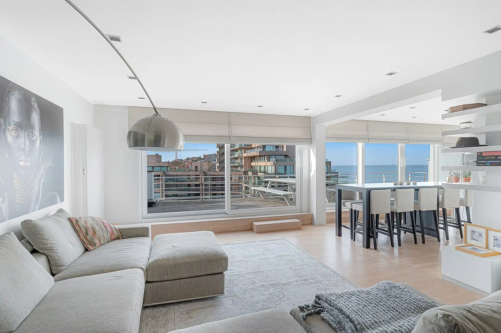 Ruim en lichtrijk penthouse-appartement met royale terrassen en open zeezicht . foto 3