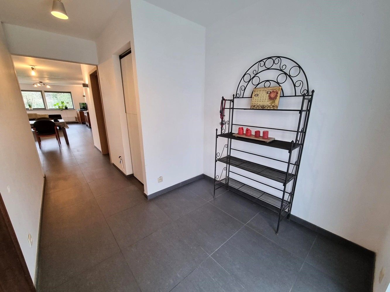 Vernieuwde woning, zeer rustig gelegen met enorm grote zolderruimte. Veel potentieel! foto 7