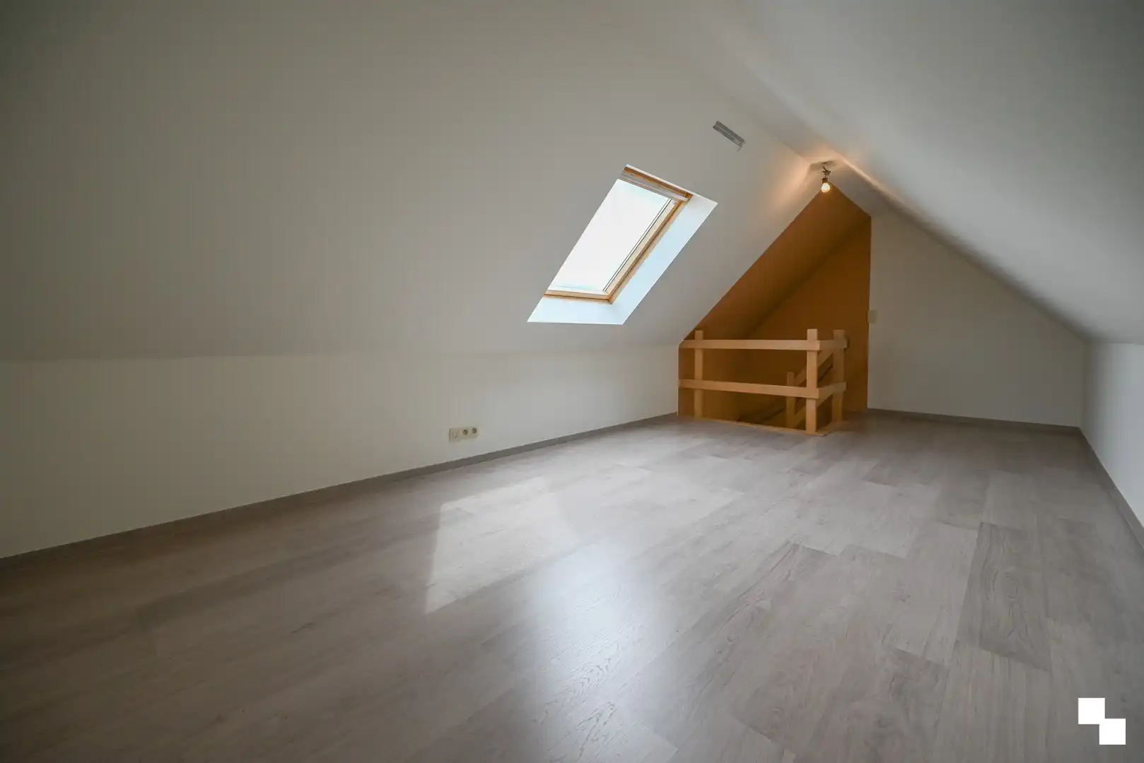 Duplex appartement met garage en twee staanplaatsen nabij centrum Izegem foto 23