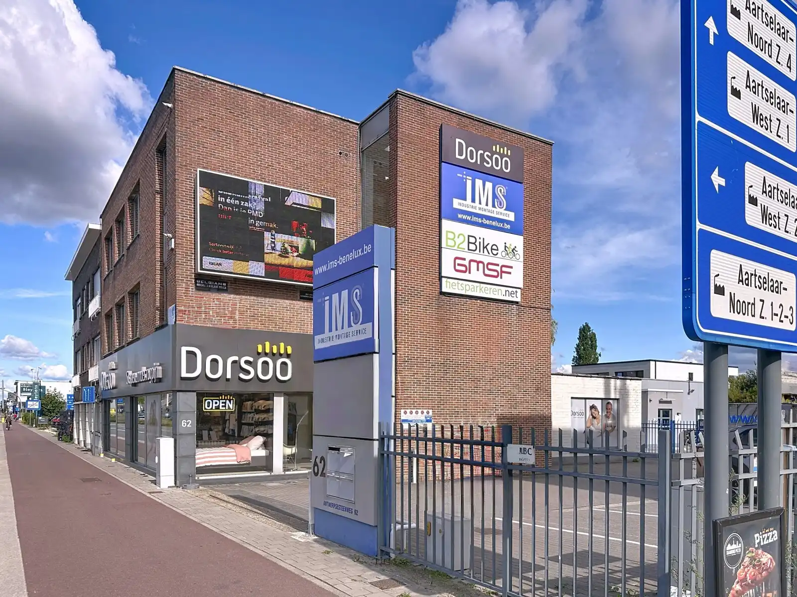 Kantoorruimte met zichtlocatie langs de A12 – uitbreidbaar tot ca. 200 m² foto {{pictureIndex}}