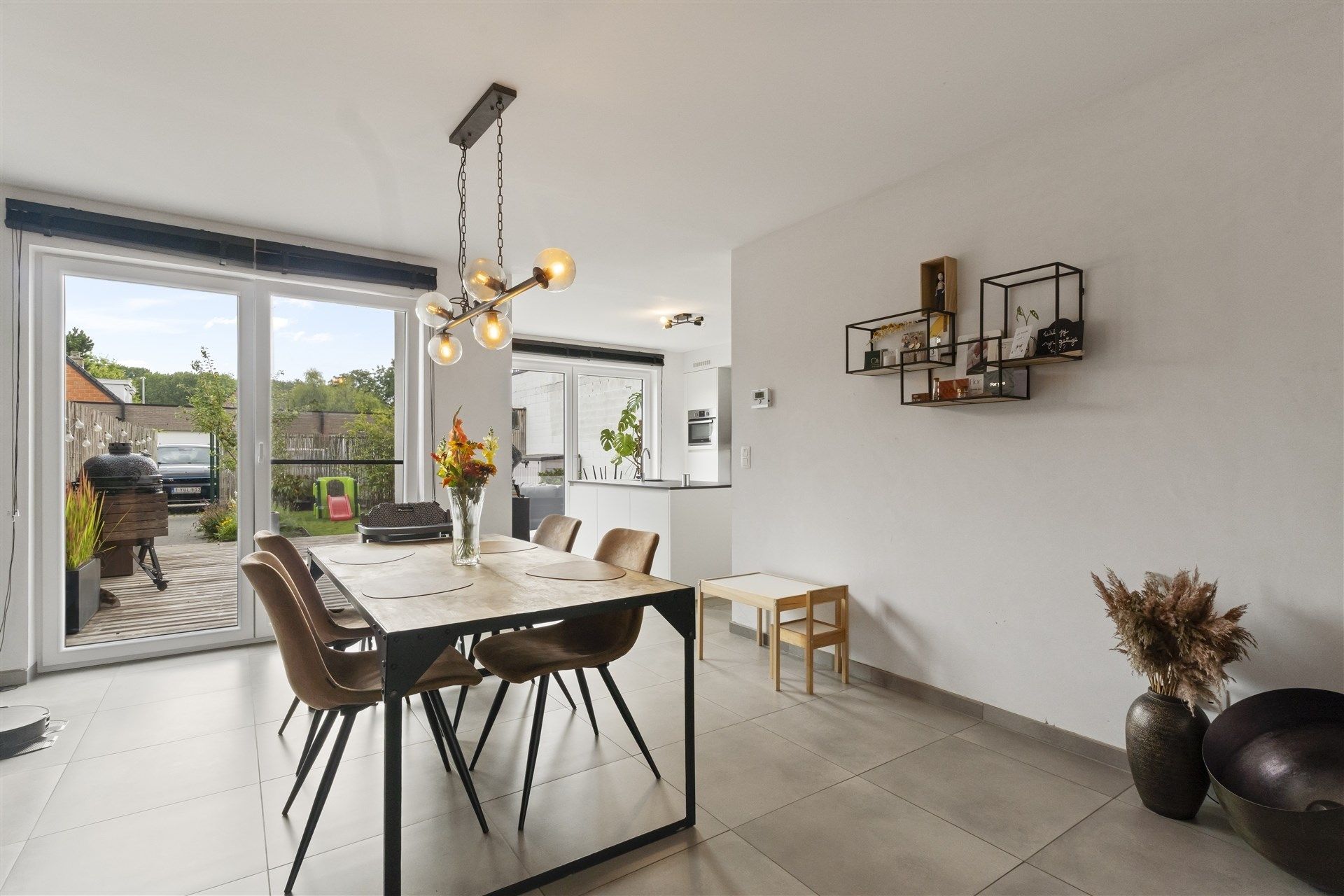 Recente woning, 5 slaapkamers, met garage en staanplaats. foto 2