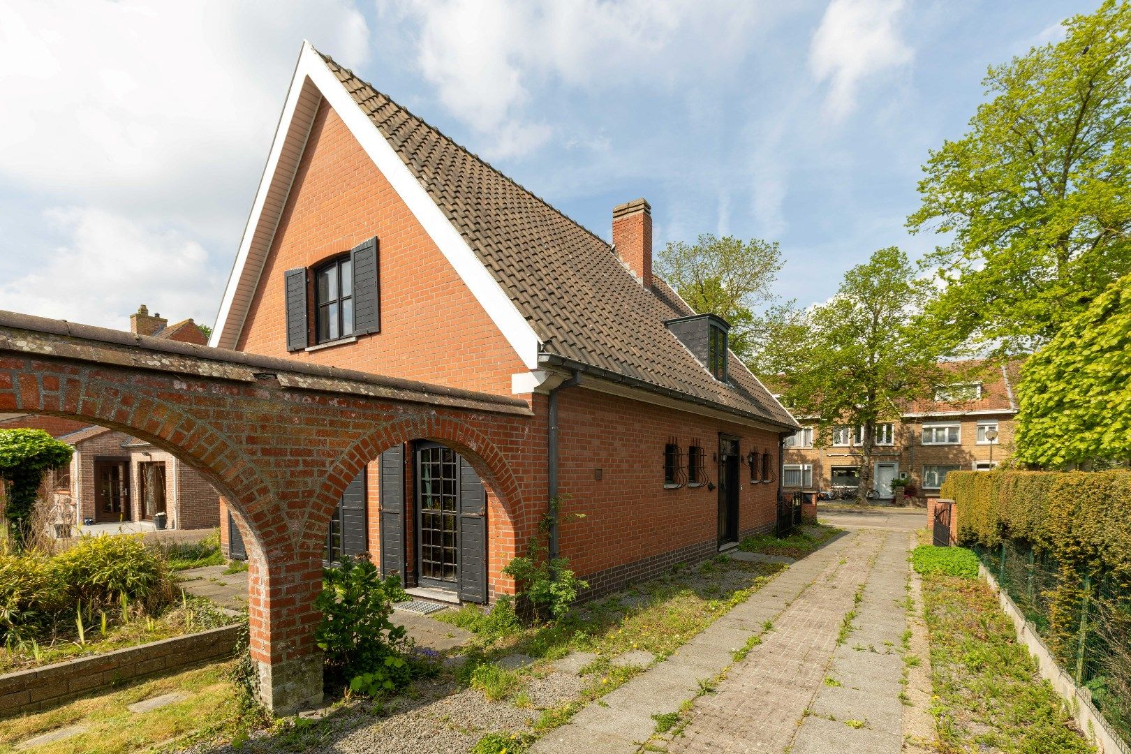 Verder te vernieuwen open bebouwing met grote garage, zonnige tuin en vijver nabij de Damse Vaart. foto 2