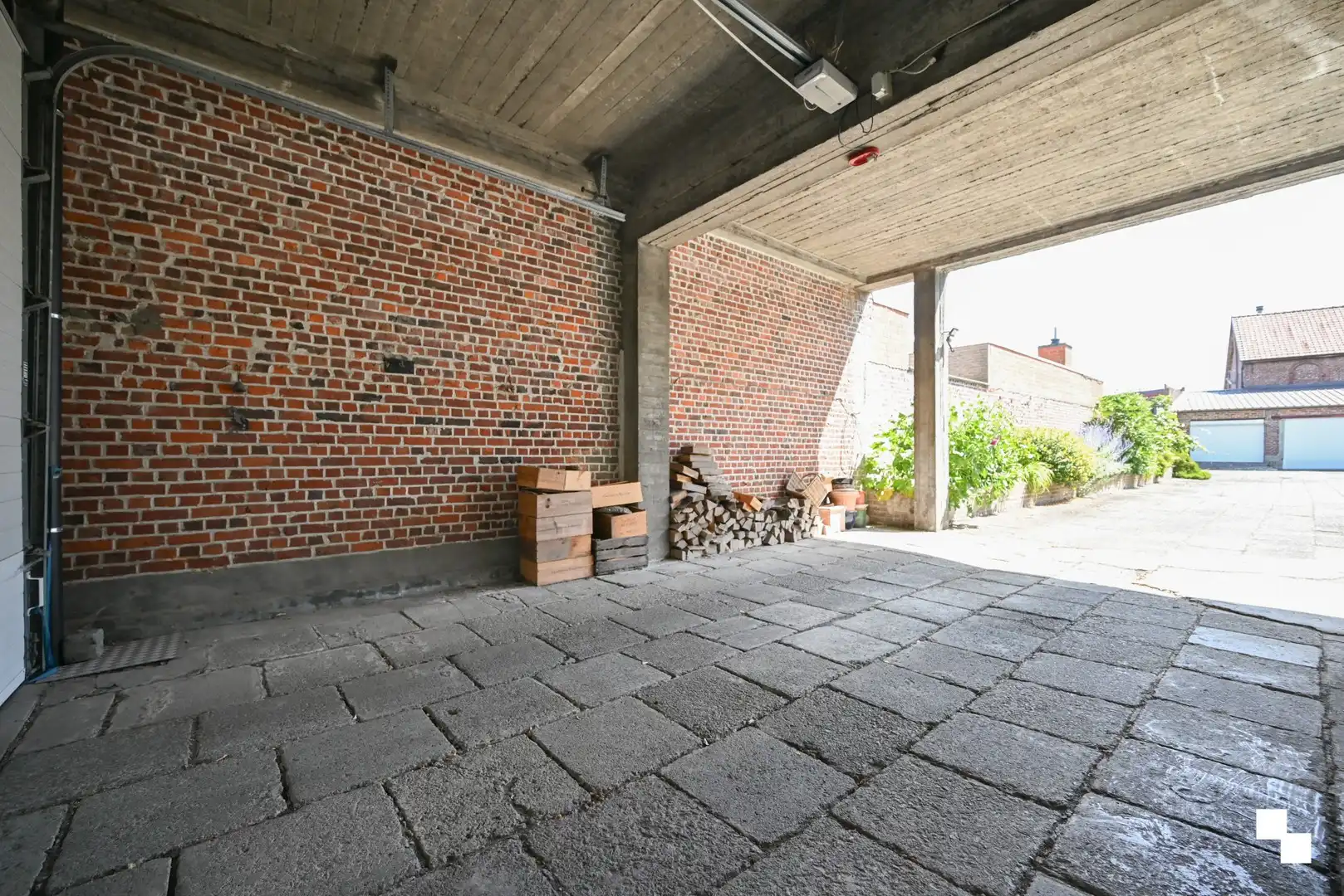 Ruime gezinswoning met vier slaapkamers, garages en extra naastliggend perceel foto 34