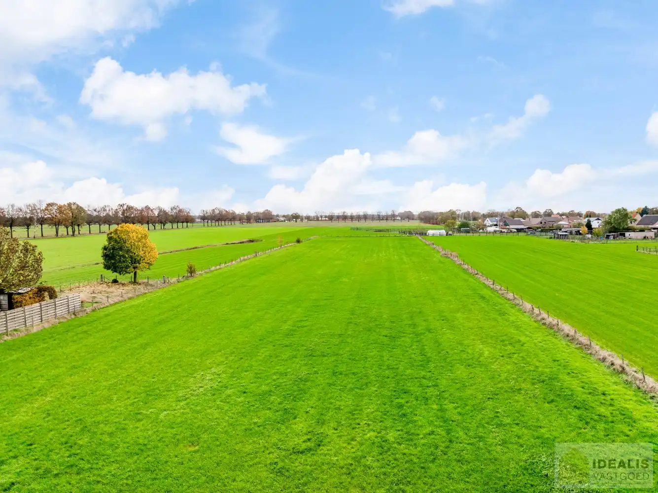 Prachtig perceel bouwgrond voor halfopen bebouwing met een totale oppervlakte van 6a 50ca. Het betreft een landelijk gelegen kavel in het rustige Wauberg (Peer). De kavel wordt gekenmerkt door haar prachtige vergezichten aan de achterzijde van het perceel. Tevens is de grond centraal gelegen t.o.v. het centrum van Peer, Meeuwen (Oudsbergen) en Houthalen-Helchteren en kan men vlot gebruik maken van de Noord-Zuidverbinding (A24). foto 2