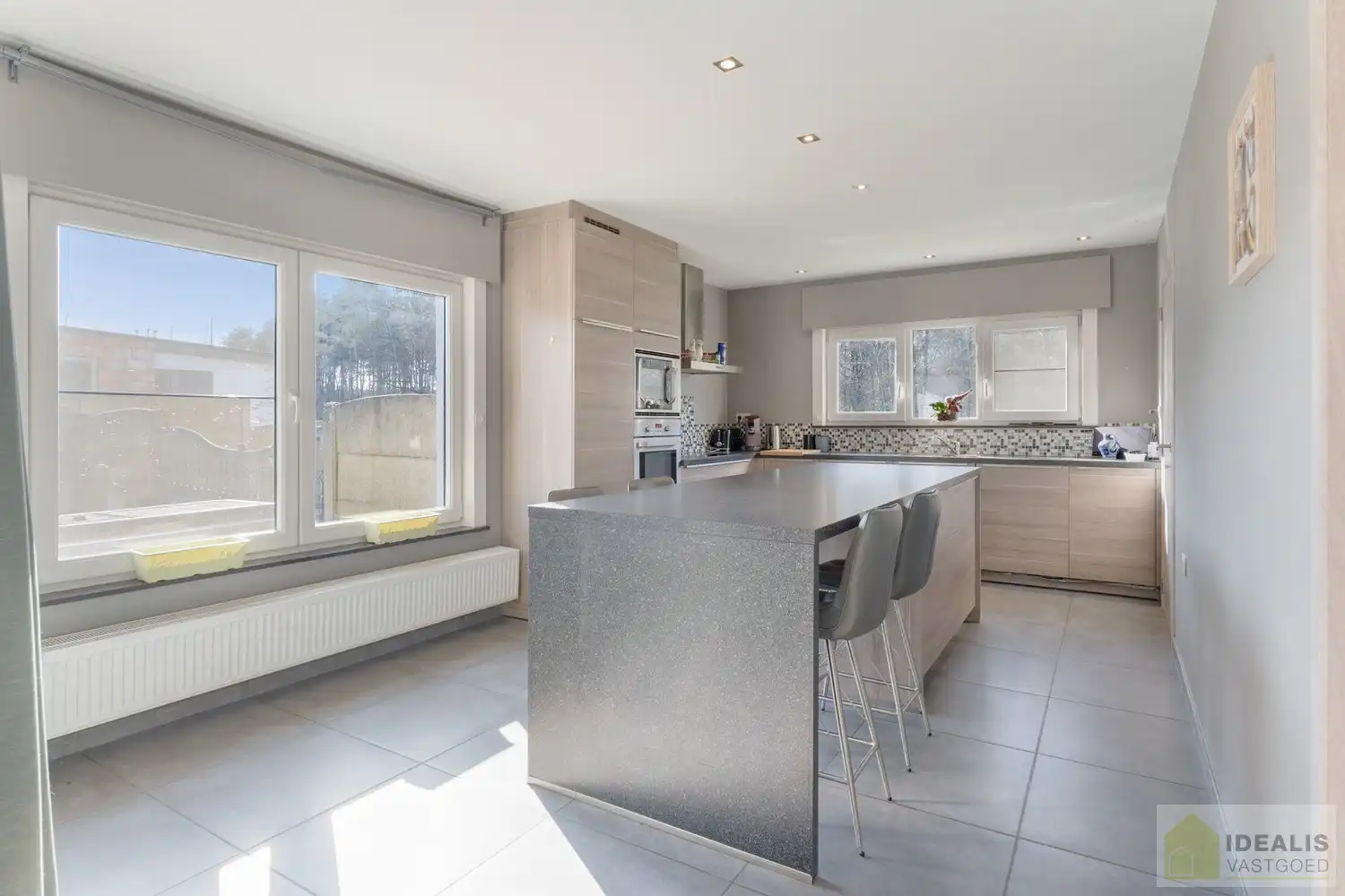 IDEALIS VASTGOED - CHARMANTE INSTAPKLARE GEZINSWONING MET EEN LICHTRIJKE LEEFRUIMTE, MODERNE OPEN KEUKEN MET KOOKEILAND, 3 RUIME SLAAPKAMERS EN BADKAMER. DE WONING IS GELEGEN OP EEN PRACHTIG PERCEEL VAN 12A 68CA! Deze knappe bungalow omvat een aangename 140m² bewoonbare oppervlakte met een lichtrijke woonkamer met aansluitend een moderne open keuken met kookeiland (voorzien van alle comfort), 3 ruime slaapkamers en een badkamer. De woning biedt verder een kelderverdieping en een zeer ruime tuin. Een unieke kans voor kandidaten op zoek naar een instapklaar huis voorzien van alle faciliteiten op een hele fijne locatie tussen de centra van Oudsbergen, Bree en Peer! foto 9