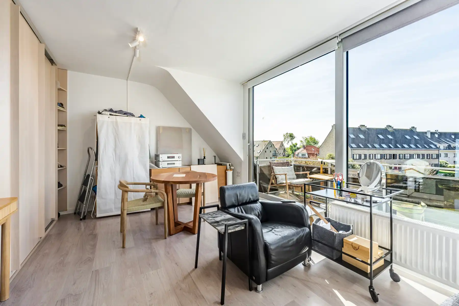 Zonnige studio met open zicht nabij het strand foto 4