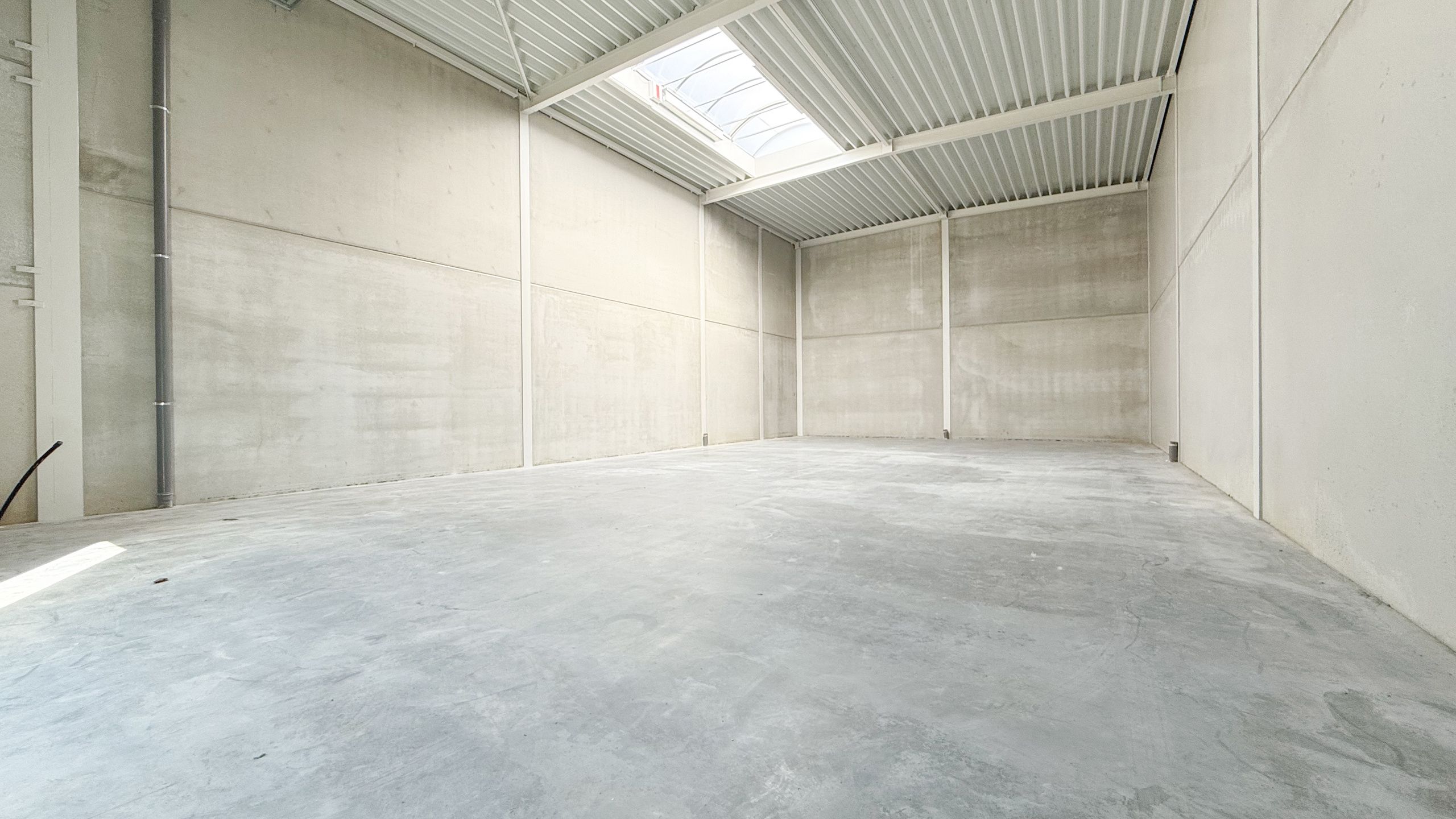 Ruime nieuwe loods te huur, centraal gelegen in KMO- zone! foto 3