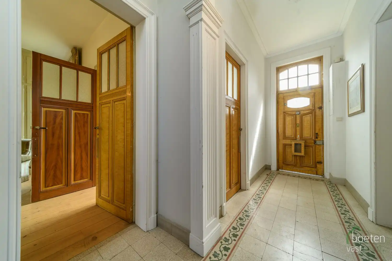 ALVERINGEM: Karaktervolle herenwoning uit het interbellum (jaren 30) met authentieke geveldetails en een warm landelijk interieur op 3.253 m² totale grondopp. foto 2