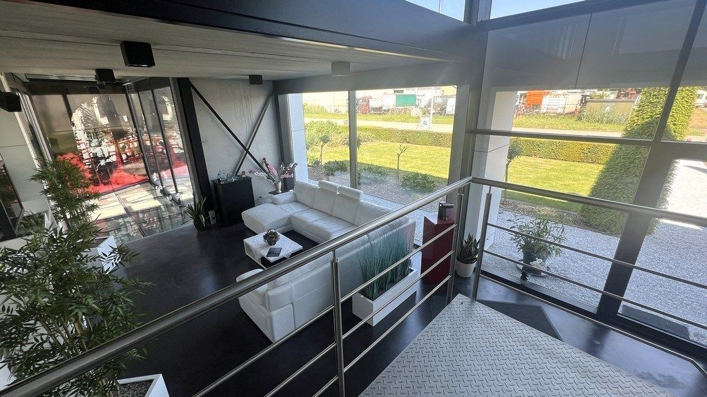 Bedrijfspand met appartement te koop nabij N47 in Lebbeke foto 2