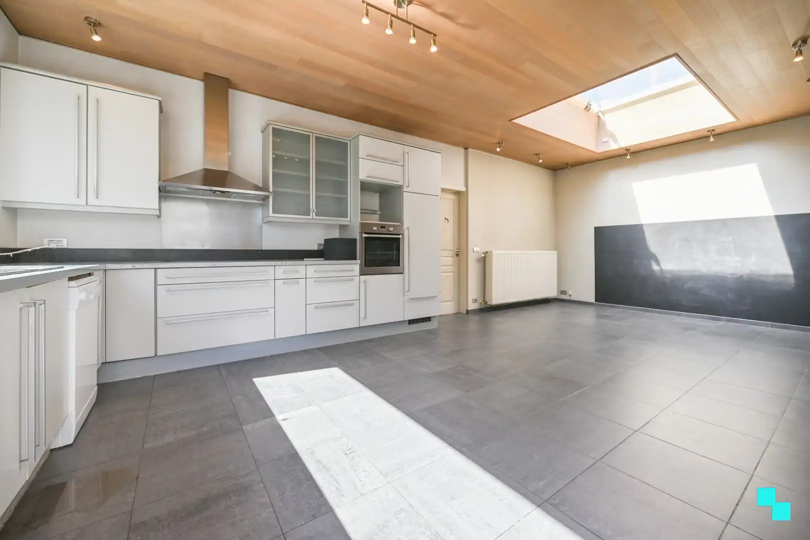 Riante halfopen woning met garage foto 12