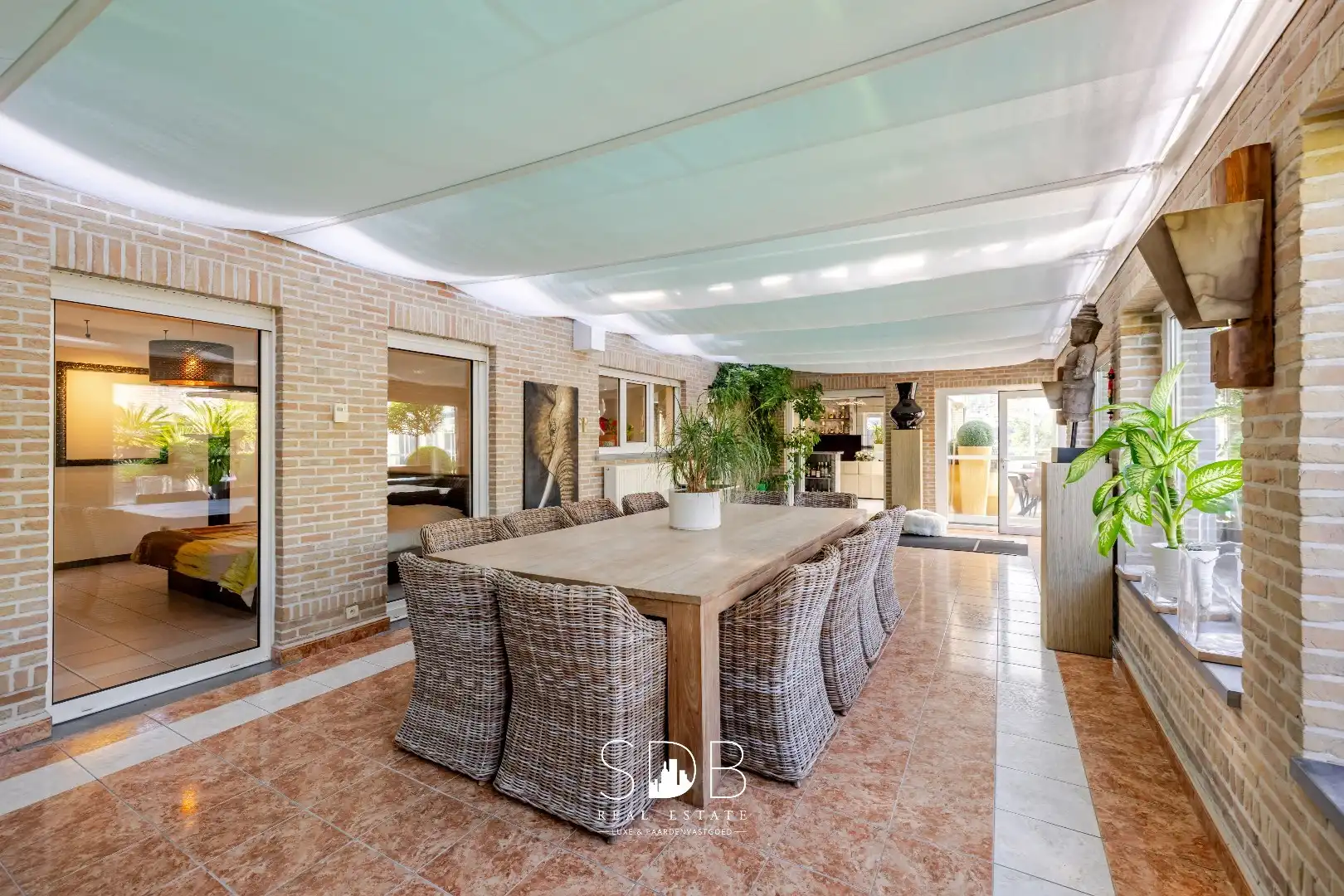 Hedendaagse villa met zwembad en magazijn van 299m²  foto 19