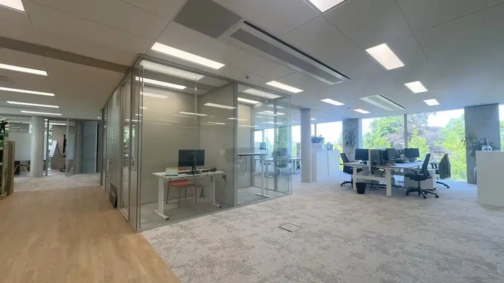 Energiezuinige kantoren te huur in Office Park aan E17 te Lokeren foto 4