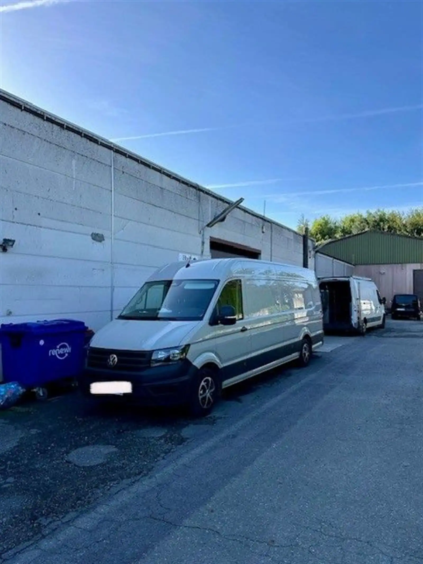 Ruim magazijn met kantoor te huur – 375 m² foto {{pictureIndex}}